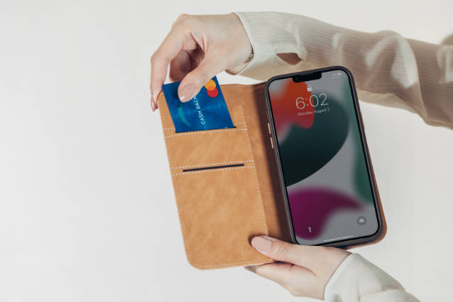 Carcasa con billetera Moshi Overture para iPhone 13 Pro negra